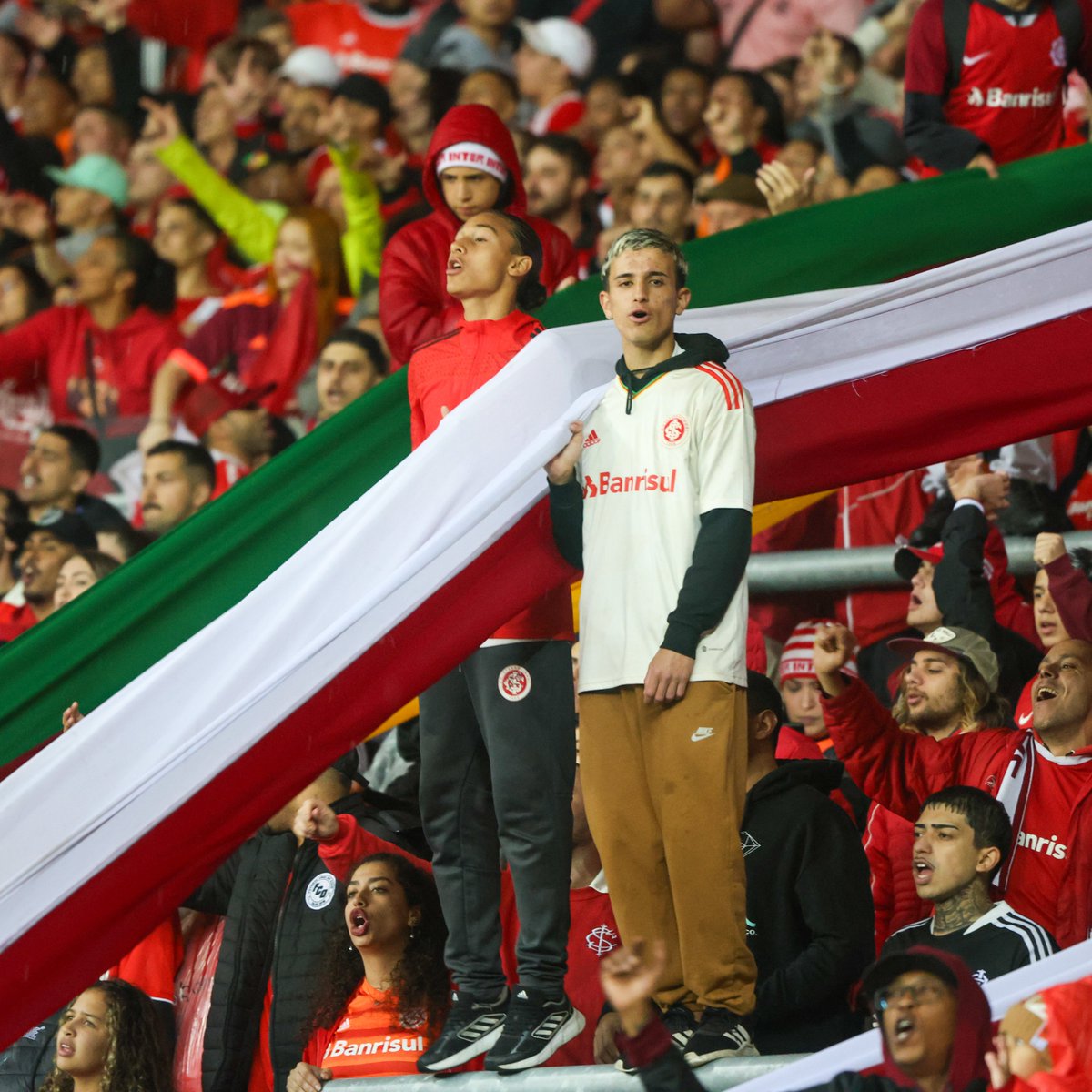 𝗘 𝘀𝗲 𝗰𝗵𝗮𝗺𝗮 𝗜𝗻𝘁𝗲𝗿 𝗲𝘀𝘀𝗮 𝗹𝗼𝘂𝗰𝘂𝗿𝗮... 🗣️🇦🇹

Apesar da chuva e dos problemas ocasionados por ela, os colorados e coloradas compareceram ao Beira-Rio, apoiaram a equipe rumo à vitória e fizeram a festa!

📸 Ricardo Duarte  (1 e 4) e <a href="/fredcolorado/">fred colorado</a> (2 e 3)