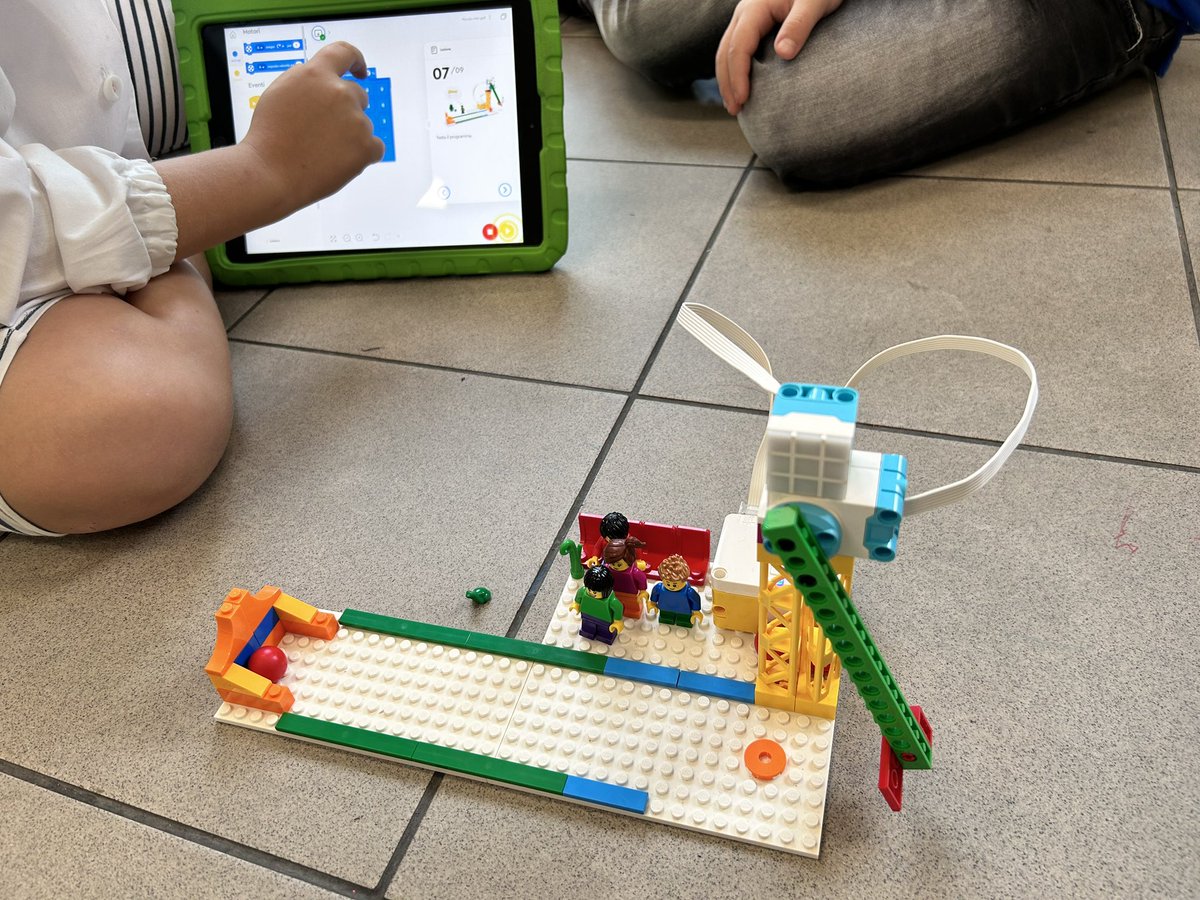 We get to know each other the first days of school by talking about our summer holidays and having fun with technology! The children created stories inspired by their summer experiences and programmed robots using iPads 😁 #AppleTeacher #ADE2023