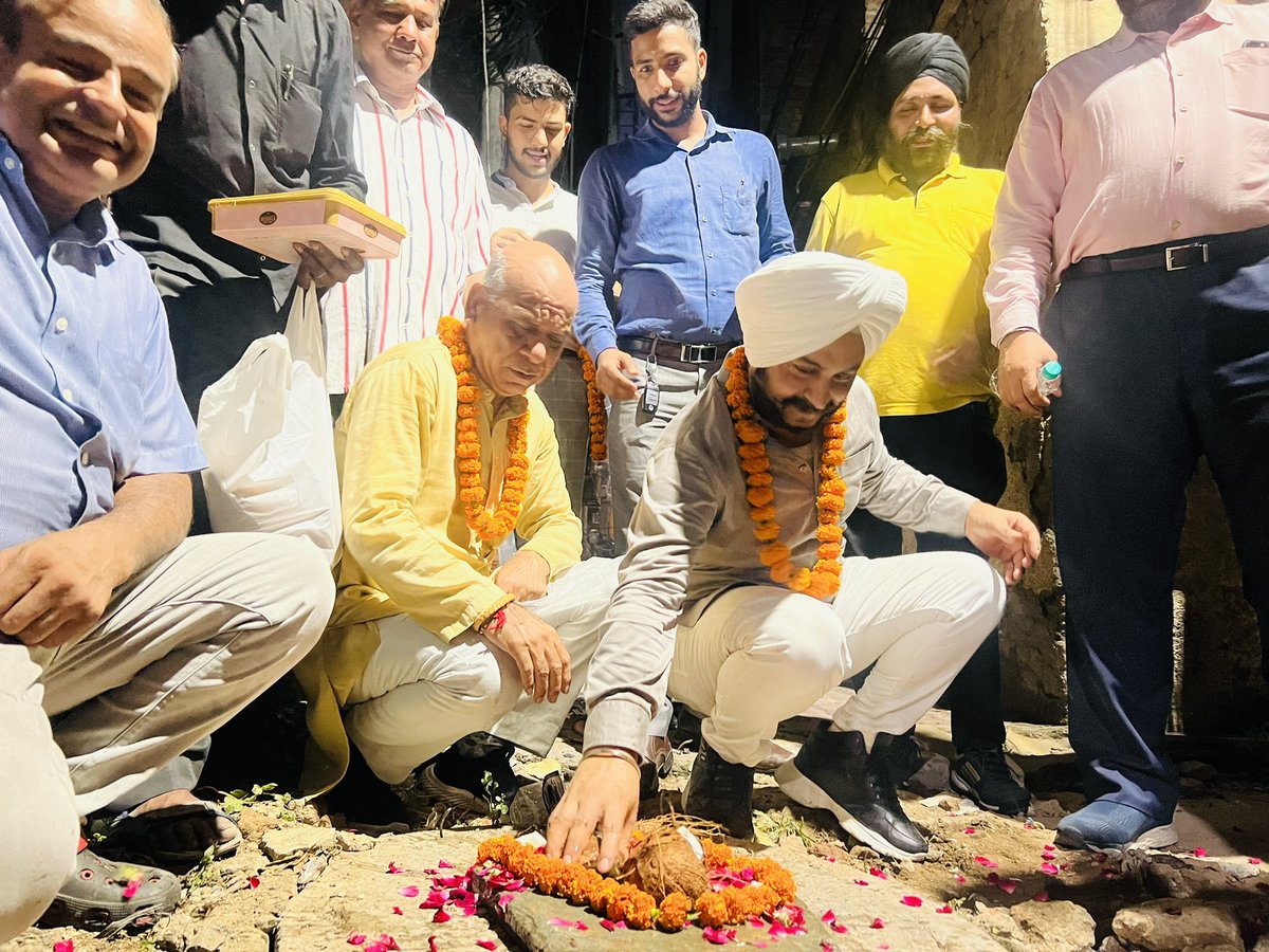 JarnailSinghAAP's tweet image. तिलक नगर में हर दिन हो रही है उद्घाटनों की बौछार 🔥🔥🔥
आज मीनाक्षी गार्डन में सीवर की नई लाइनों और नई सड़कों 🛣️🛣️ के निर्माण कार्य का शुभारंभ कर क्षेत्रवासियों के साथ खुशियाँ बांटी..
#development #aapkisarkar #MSPY #Development #MLAJarnailSingh
@ArvindKejriwal…