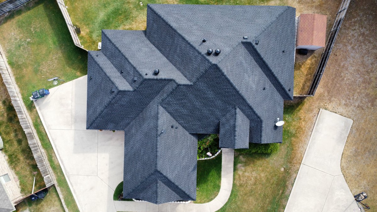TexasLegacyGC's tweet photo. Full roof replacement on great home in Sanger, TX. Roof finished in GAF Timberline HDZ, Charcoal. https://t.co/d3eo4Wle11