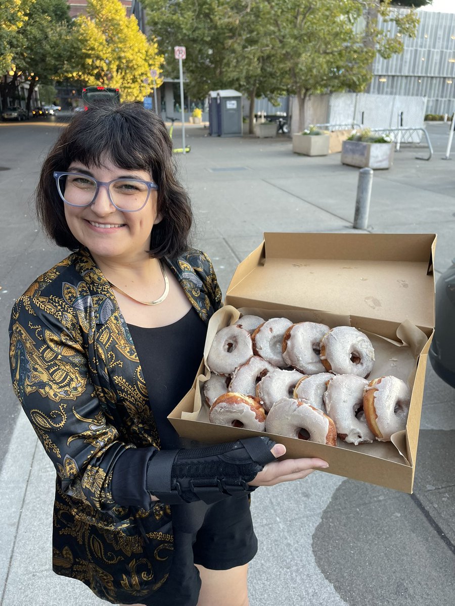 When your EP drives to your live shot location to hand deliver #Beyoncé themed doughnuts from Seattle bakery Raised Doughnuts and Cakes 
<a href="/delaneyygray/">Delaney Gray</a> #k5mornings