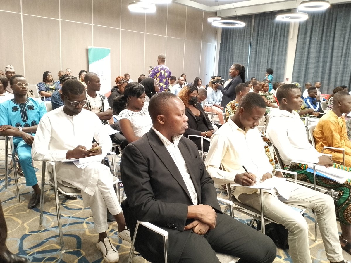 ChimeneGango's tweet photo. Est en cours actuellement à #Cotonou le lancement du projet I ACT PEER BENIN et la formation des jeunes sur le climat. L'objectif est de renforcer les capacités des jeunes dans la lutte contre les effets néfastes des changements climatiques. 
@ab_benin @ecobloge
#IACTBENIN https://t.co/yV4pwB8dxv