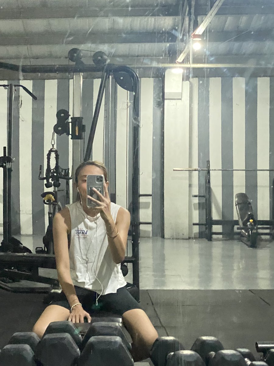 _ginamari's tweet photo. alexa play my humps https://t.co/7OPVycoFr5