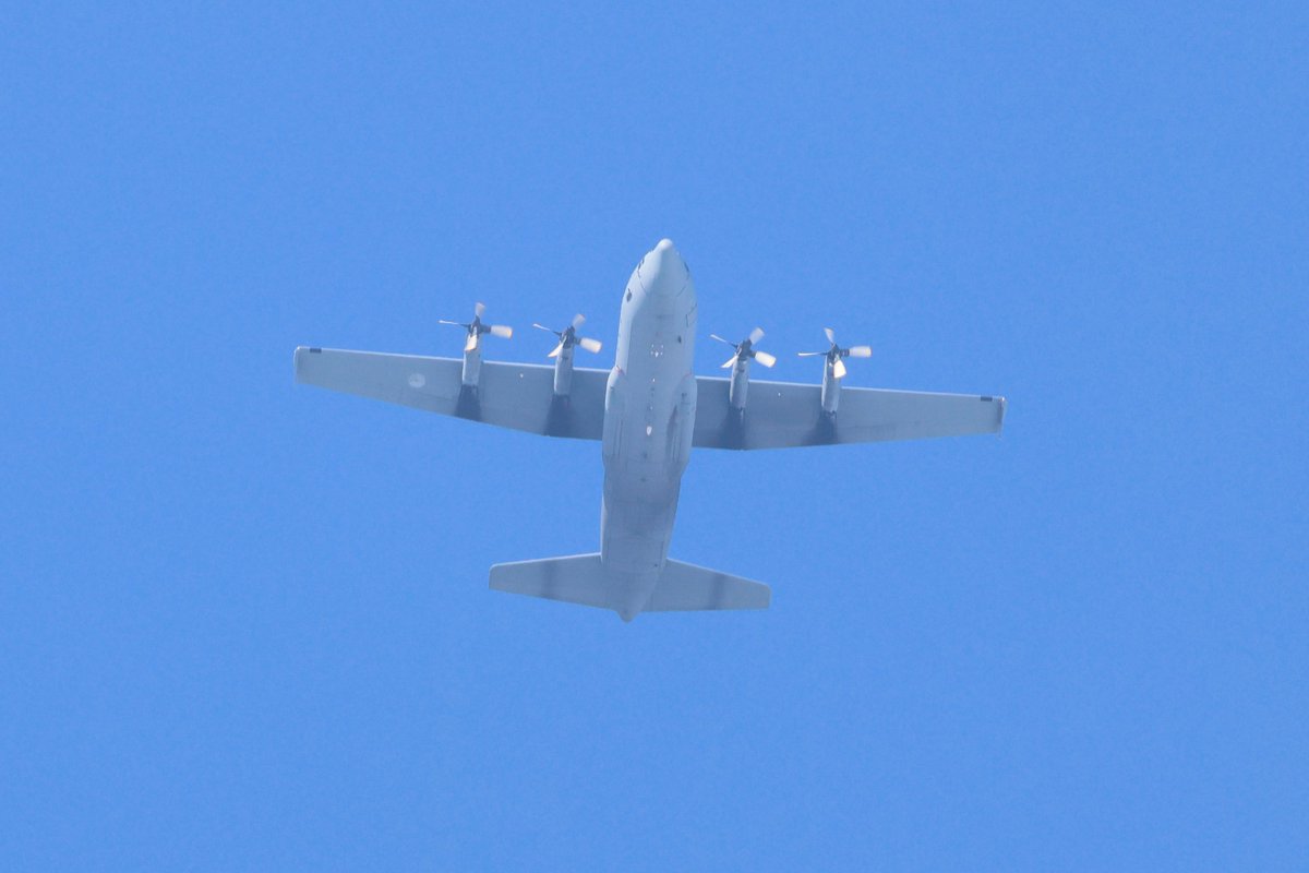 Basdelaat77's tweet photo. RNLAF Hercules G-988 (ROGUE01) in formation with two RNLAF F-35’s #FalconLeap2023

Spotted at 9,000ft 📸🇳🇱

#NLspot #watvliegter
@scan_sky
#aviation #avgeek #aviationphotography https://t.co/NJJrzyBUoz