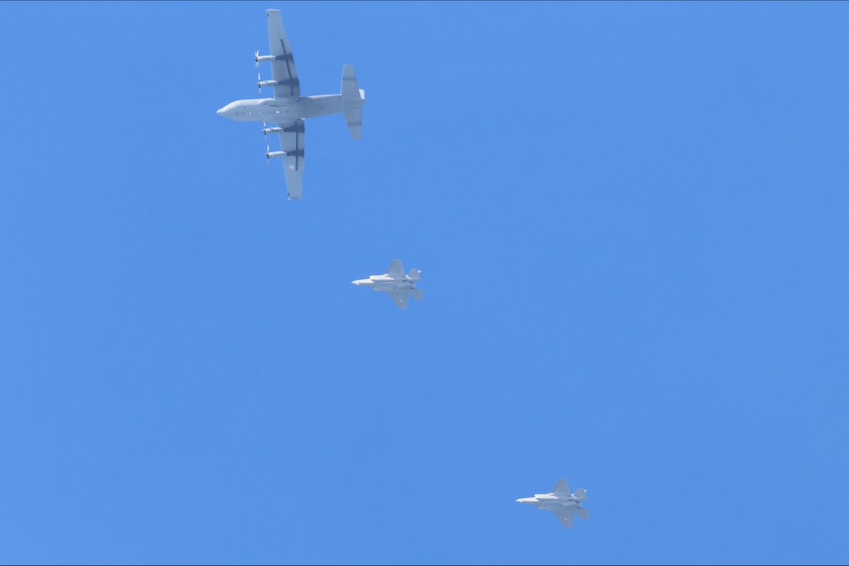 Basdelaat77's tweet photo. RNLAF Hercules G-988 (ROGUE01) in formation with two RNLAF F-35’s #FalconLeap2023

Spotted at 9,000ft 📸🇳🇱

#NLspot #watvliegter
@scan_sky
#aviation #avgeek #aviationphotography https://t.co/NJJrzyBUoz