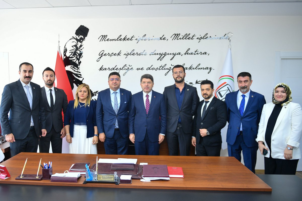 yilmaztunc's tweet photo. Gaziantep Barosu'nda savunmanın temsilcisi avukatlarımızı ziyaret ettik. https://t.co/K0wdYqcA1p