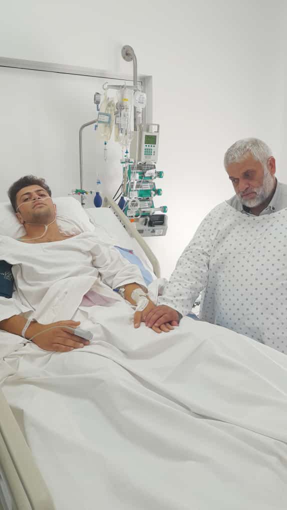 في حدا من المتابعين او الاصحاب يقدر يعمل صفحة متل Go fund me وتكون شفافة نقدر من خلالها ندعم الشب ونتبرّع . 

يمكن ما رح نقدر نشفيه بس على الاقل نوقف حده ويحس انو روح النخوة عند اللبناني مقيم ام مغترب بعدها موجودة وتساعد اهله على مشوار طويل ويتجهز بيته، تخته، حياته لهيك حالة ❤️.