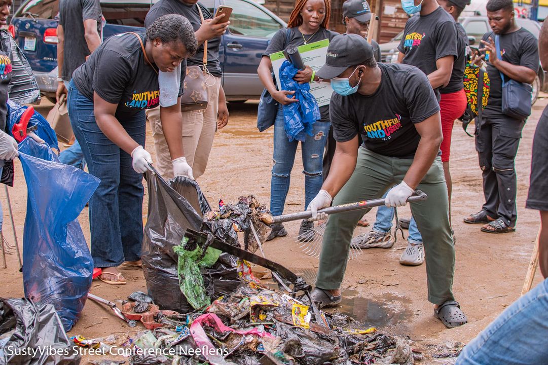 TundeLukmanAni's tweet photo. Present Ma 😁😁 💚💚 #WorldCleanUpDay #StreetConference https://t.co/5mpT9S7hEH