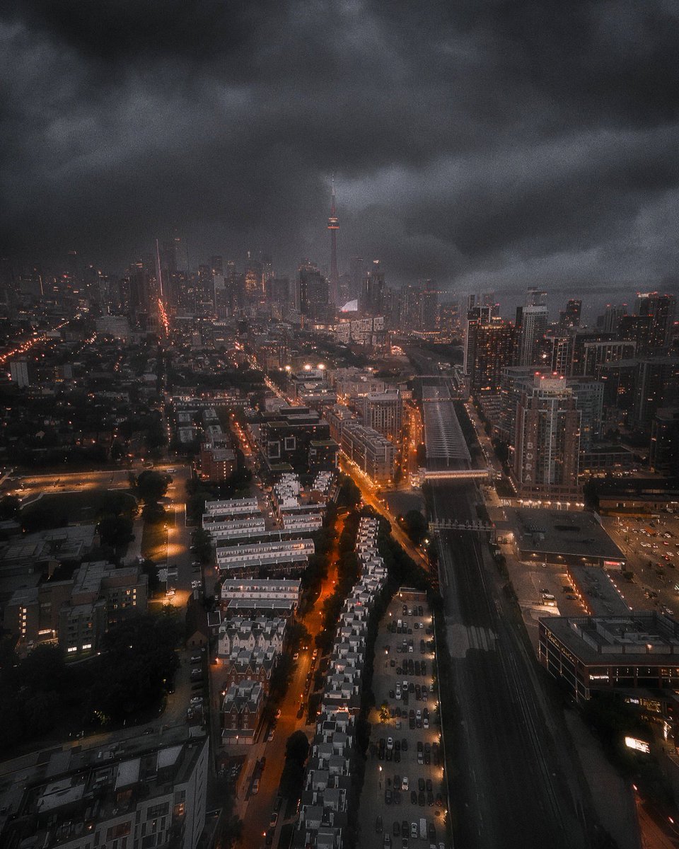 pictures's tweet photo. Toronto https://t.co/ZyGtGBOHwG