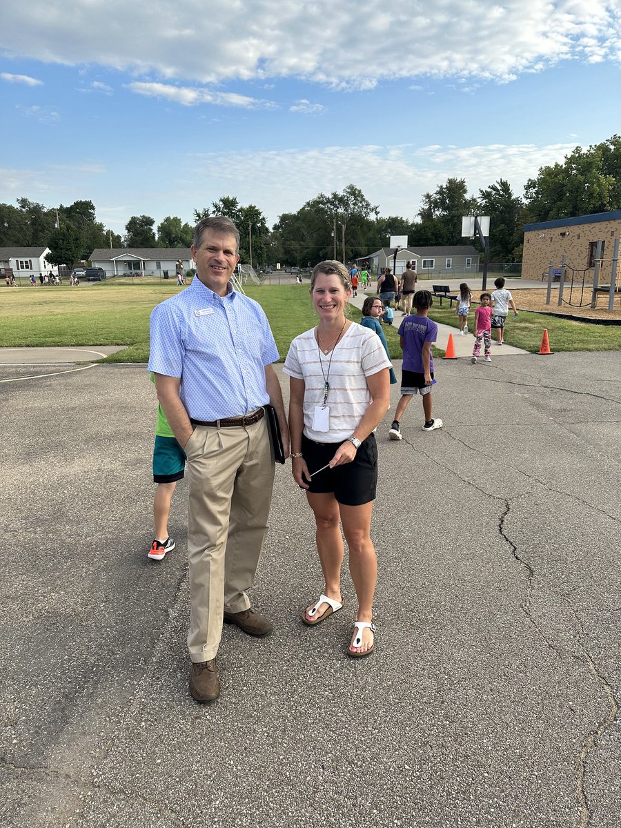Congratulations Bridget Crow, kindergarten teacher <a href="/sunseteagles305/">@SunsetEagles305</a>, who received a You Make a Difference award from board member Mark Bandré. We appreciate Bridget’s work that helps everyone around her feel included, connected and part of a team! #305GrowsGreatness