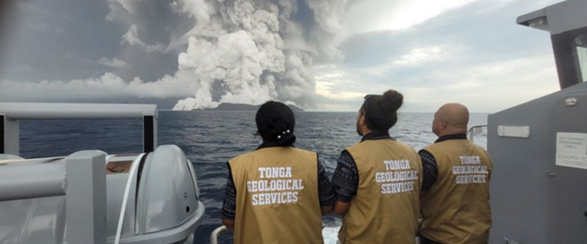 KNMI's tweet photo. De vulkaanuitbarsting Hunga Tonga in 2022 blijkt een jaar later een onverwacht klimaateffect te hebben. Waar vrijwel alle grote uitbarstingen tot afkoeling leiden, leidt deze waarschijnlijk juist tot een tijdelijke wereldwijde opwarming. https://t.co/eyyQ0gVc0E #klimaatbericht https://t.co/LjQ0FezQFW