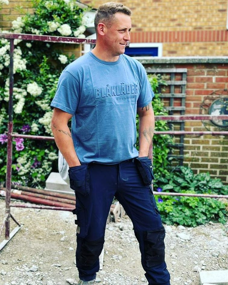Être fier de son métier et de ce que l'on porte ! 🙌

Et vous, quelle est votre tenue Blåkläder du quotidien ?

Références portées :
👕 3531
👖 1998