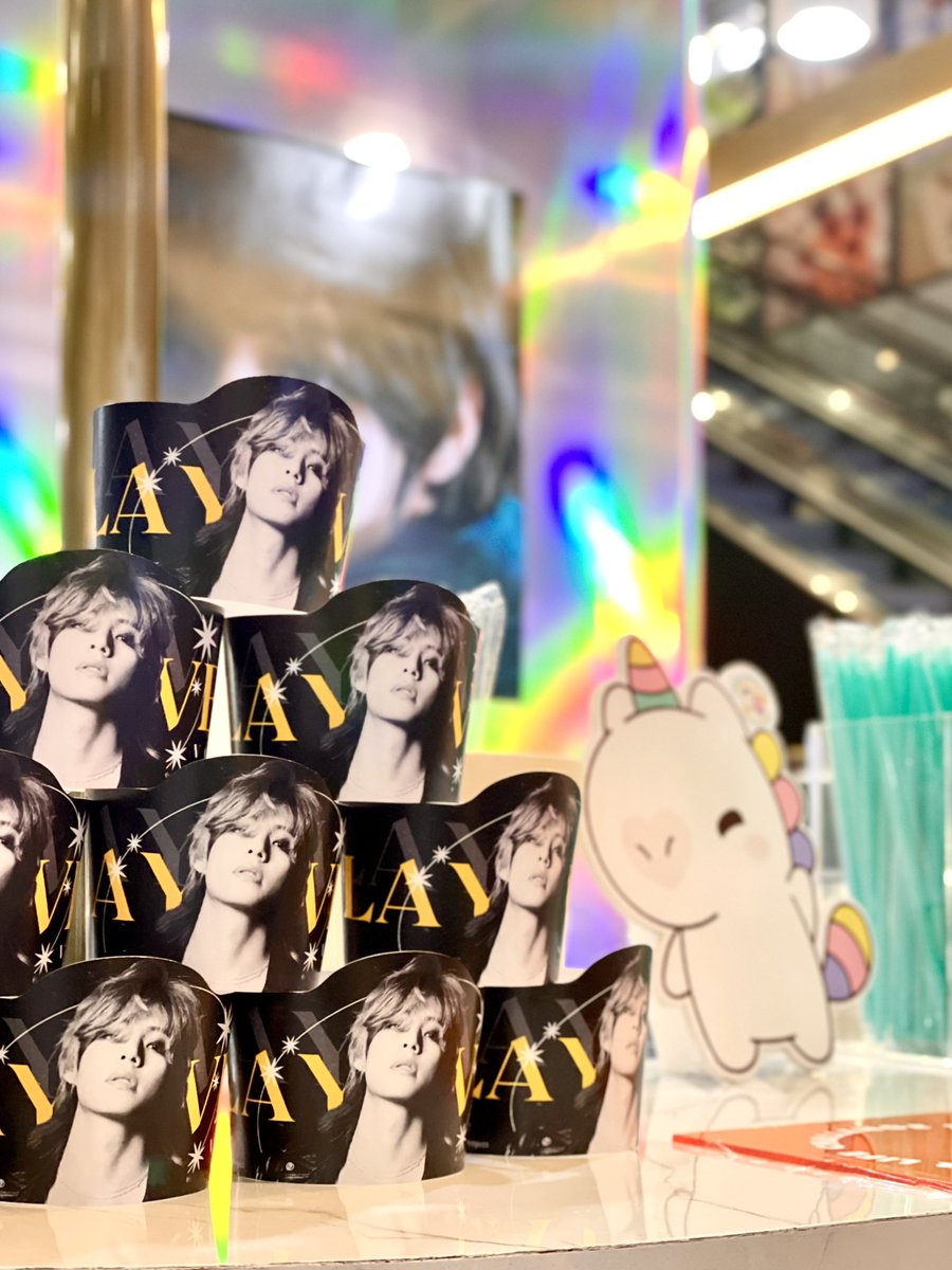 Unicorn_Sign's tweet photo. V's Project Cafe
🥤 Unicorn Signature 🦄
🌈 สยามสแควร์วัน ชั้น 1
- รับคัพสลีฟโปรเจ็คท์แทฮยองเมื่อซื้อเครื่องดื่มหน้าร้านจ้า
🗓 15-17 กันยายน 2566
👉 อย่าลืมถ่ายรูปมาอวด ติดแฮชแท็กเพื่อลุ้นรางวัลพิเศษน๊า
#Layover_V_ThaiArmyProject
#V_Layover #Layover_V #projectartist https://t.co/EnkGv5Rinb