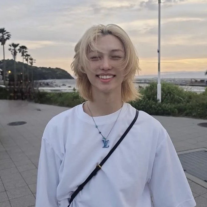 thinklixlia's tweet photo. our sunshine yongbokie i wish you all the happiness this world has to offer i hope you never lose your amazing light and keep shining on that stage like the absolute brightest start you are happy birthday my felix have the best day 💛💐 https://t.co/FCtNiweP9e