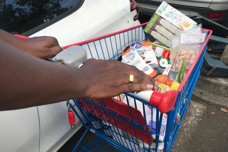 la1ere's tweet photo. 📈 En Martinique, les produits alimentaires sont 40 % plus chers que dans l’Hexagone, selon l’INSEE

📲💻 https://t.co/kctLLlp7gP https://t.co/YJeYZty3P6