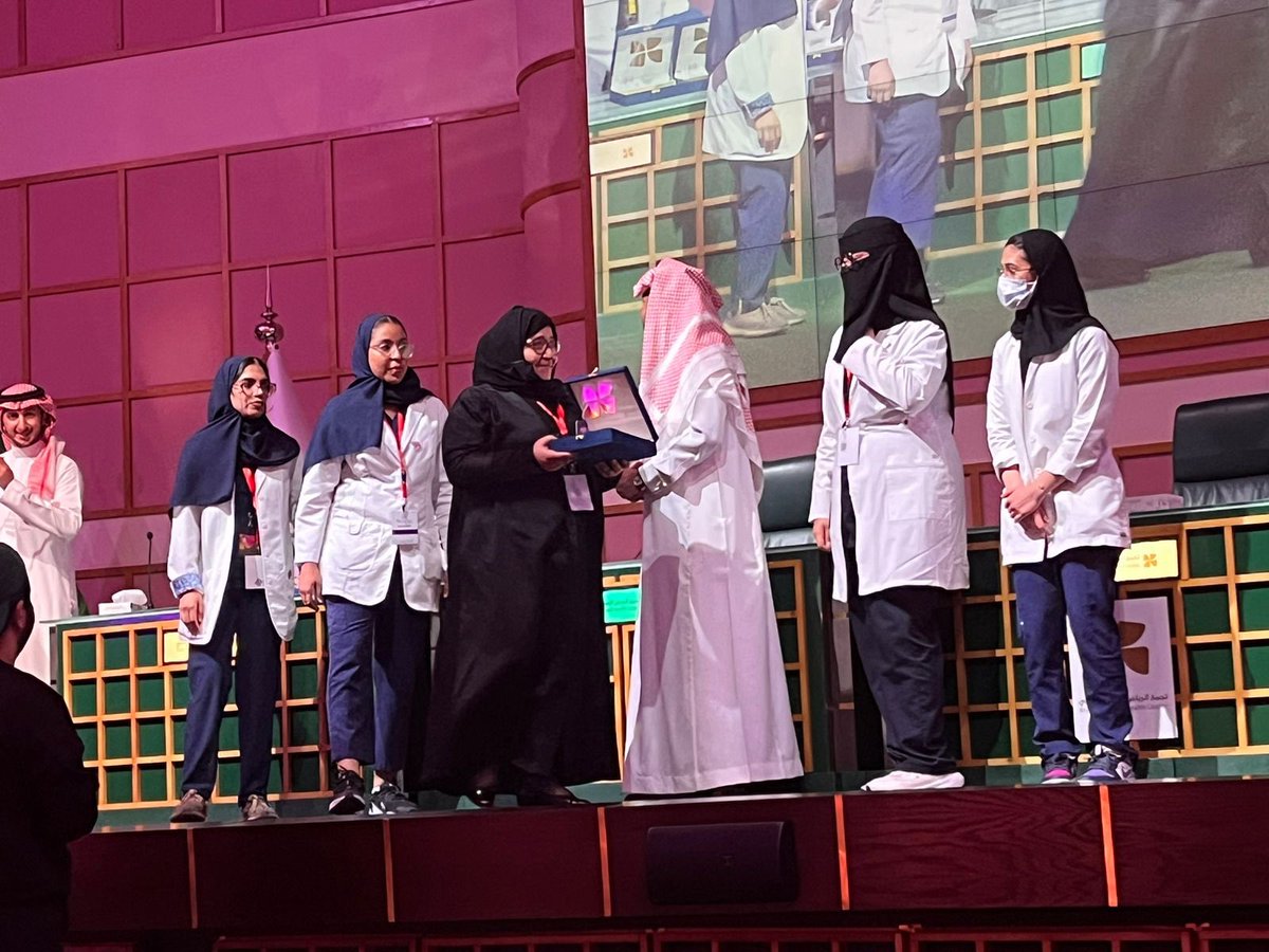 machsCollege's tweet photo. تبارك ادارة #كلية_محمد_المانع_للعلوم_الطبية 
لطالباتنا من قسم العلاج التنفسي 
الفوز بالمركز الاول في المؤتمر العلمي الثاني للعلاج التنفسي المقام بالرياض 
ألف مبروك ونحن فخورون بأداء الطالبات المشاركات في المسابقة:
-  عهد الرضيمان -فاطمة أبو سرور 
-  ديما الخالدي - سما المسلم 

والف مبروك لرئيسة القسم وأعضاء هيئة التدريس ومنسوبي الكلية هذا الانجاز
