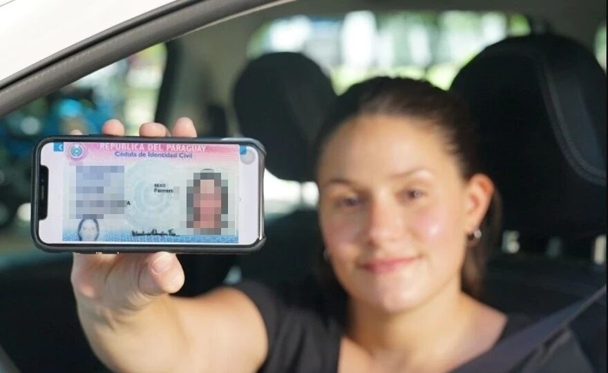 elnacionalpy's tweet photo. ATENCIÓN | 🔴

🔹La cédula de identidad, la cédula verde, la licencia de conducir y habilitación vehicular, entre otros documentos, se podrán presentar desde el teléfono a través de una app.

🔹Esto tras la aprobación del proyecto de ley de "Validez digital de documentos de portación obligatoria”

#ElNacional