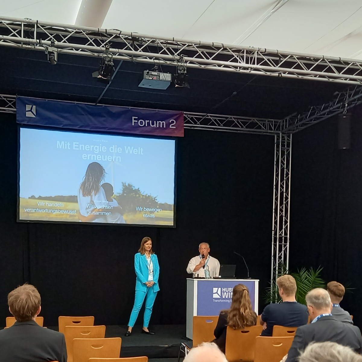 StatkraftDE's tweet photo. Unser Highlight von der @HUSUMWind  🌟 Heute haben Aleksandra Watla und @MartinVollnhals vorgestellt, wie wir in nur 4 Jahren Top 10 Onshore-Windparkbetreiber in Deutschland wurden🎤 Auch morgen stehen unsere Expert*innen am Stand 4D19 bereit 👉Mehr Infos: https://t.co/K0n8ABgw5N https://t.co/aIU7dK2bQ0