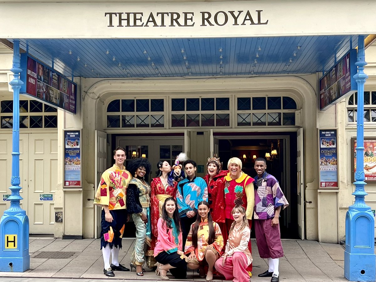 Yesterday was PANTO LAUNCH at Theatre Royal Windsor. Lovely day and fun meeting the cast of 2023. It’s gonna be a hoot! We run 2/3 shows a day from 24th Nov - 14th Jan theatreroyalwindsor.co.uk 🎭🥳 #windsortheatre #windsorpanto