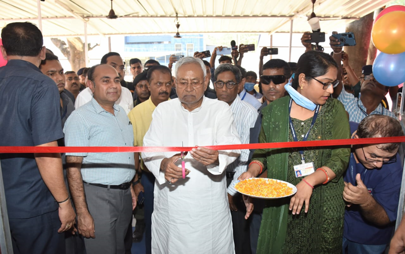 NitishKumar's tweet photo. मुजफ्फरपुर के श्रीकृष्ण चिकित्सा महाविद्यालय एवं अस्पताल (एस0के0एम0सी0एच0) परिसर स्थित होमी भाभा कैंसर अस्पताल एवं अनुसंधान केंद्र में बुद्धा ऑपरेशन थिएटर कॉम्प्लेक्स का उद्घाटन तथा नर्सिंग छात्रावास का शिलान्यास किया। उद्घाटन के पश्चात अस्पताल का निरीक्षण किया और मरीजों को दी जाने वाली सुविधाओं की जानकारी ली। लोगों को कैंसर की चिकित्सा के लिए अब सभी सुविधाएं यहीं उपलब्ध होंगी। यहाँ मरीजों की ज्यादा संख्या को देखते हुए इसको और विस्तारित करने के लिए जमीन तथा अन्य आवश्यक संसाधन उपलब्ध कराने का निदेश स्वास्थ्य विभाग को दिया है।