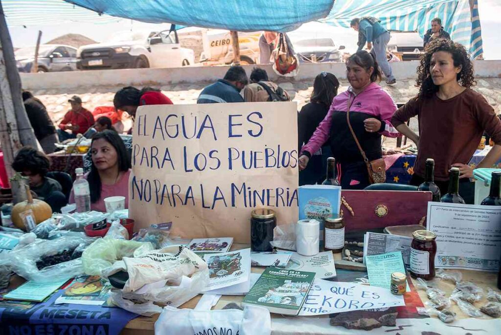 La Feria de Semillas de Fiambalá se reúne, hace 21 años, para re-animar y re-encantar el mundo. Resguarda las semillas de las agro-culturas nacidas y criadas por las aguas del río Abaucán y celebra la biosabiduría ancestral.🌱🫂
✍🏼Horacio Machado Aráoz
➡️bit.ly/48gn2Kj