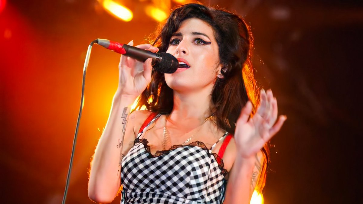 ImagenRetro's tweet photo. Un día como hoy pero de 1983, nació la cantante y compositora británica Amy Winehouse, estaría cumpliendo 40 años. ¡Te extrañamos! #AmyWinehouse https://t.co/6EniUkEMfp