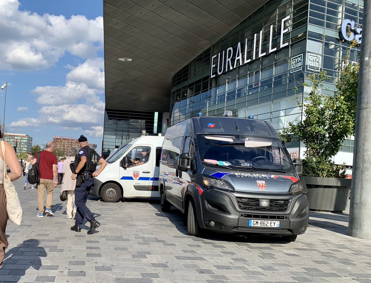🏉 Plus un seul #sdf aujourd’hui autour des deux gares de #Lille … 
Et pour cause, c’est jour de match à Pierre-Mauroy #FRAURU ! 
Et ce soir, on chantera que « le jour de gloire est arrivé », « contre nous de la tyrannie »…et bla bla bla et bla bla bla 👏🏼