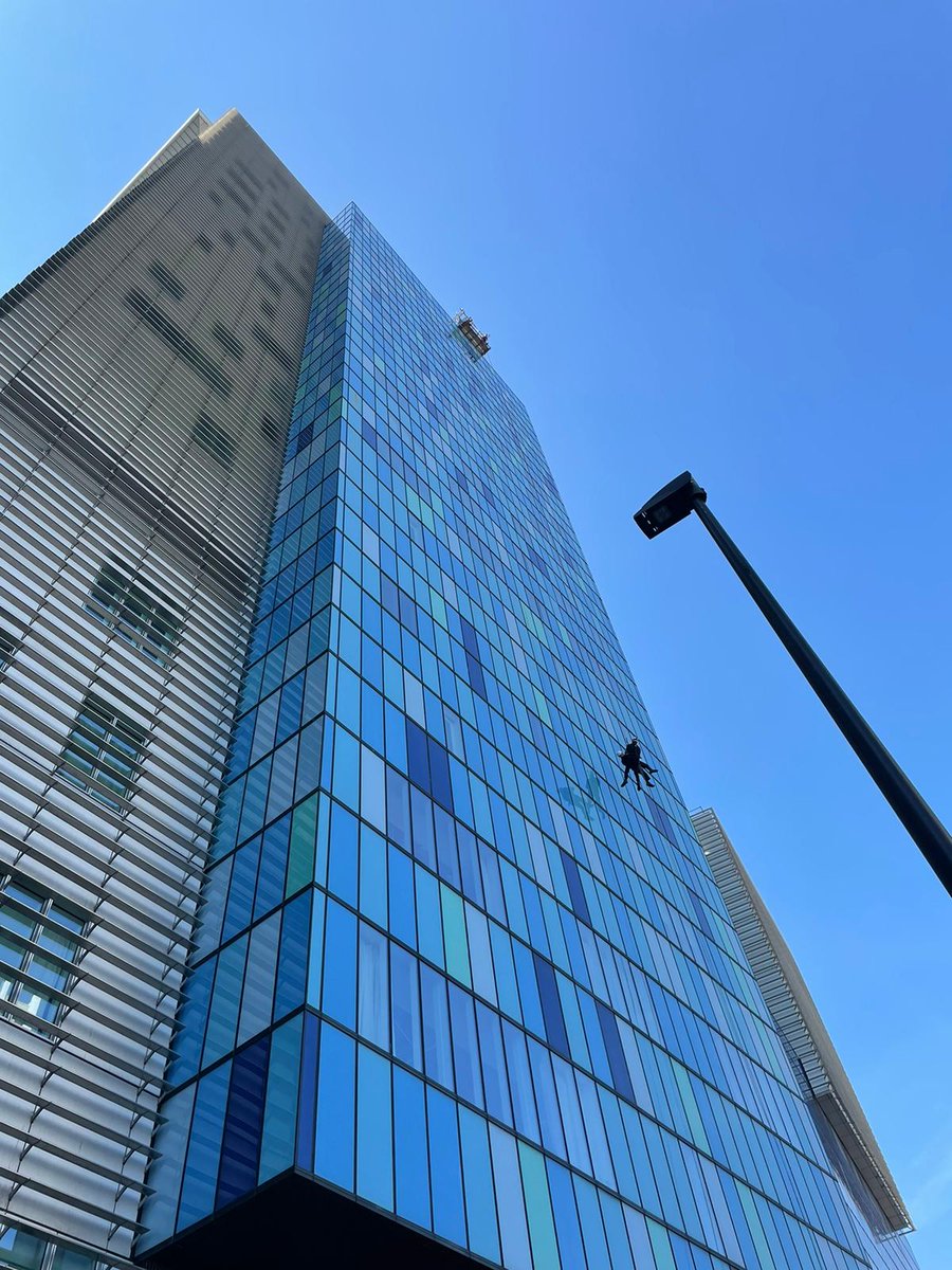 Record breaking 102-year-old war veteran Colin abseiled 17 storeys down the @RoyalLondonHosp today. He is fundraising for <a href="/RCNFoundation/">RCN Foundation</a>, <a href="/LDNairamb/">London's Air Ambulance Charity</a> and <a href="/RAFBF/">RAF Benevolent Fund</a>.

Help Colin reach his fundraising target by donating today: bit.ly/3sJNICO