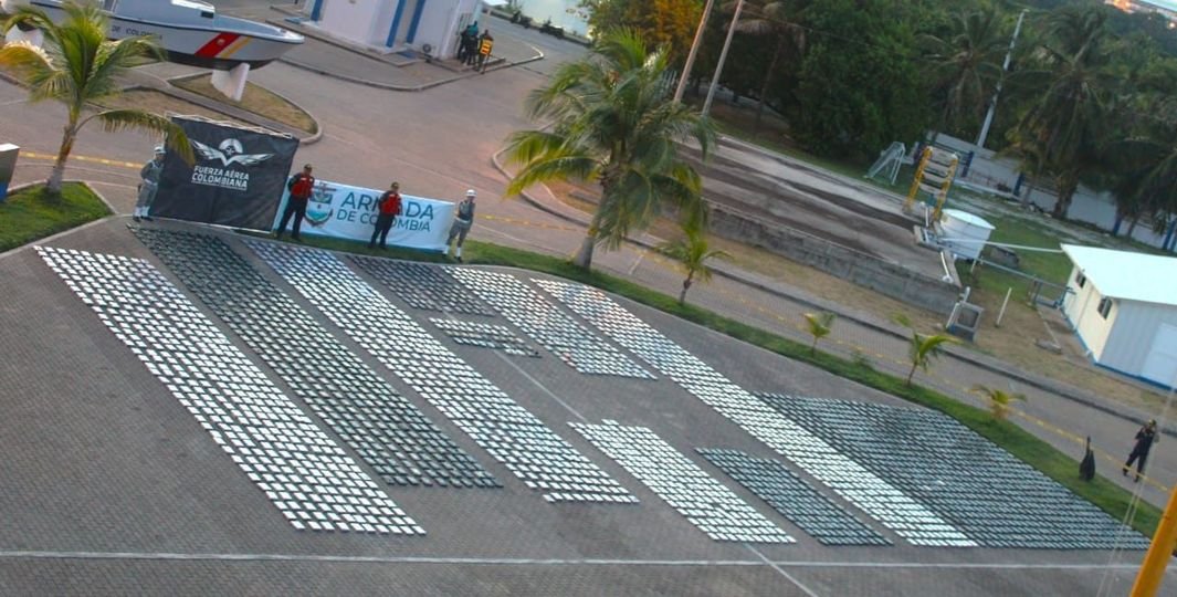 3 toneladas de cocaína, equivalentes a 100 millones de dólares,  fueron incautadas en San Andrés. En la operación se capturaron cuatro sujetos de nacionalidad colombiana, equipos de comunicación, la embarcación y la Cocaína, elementos puestos a disposición de la <a href="/FiscaliaCol/">Fiscalía Colombia</a>