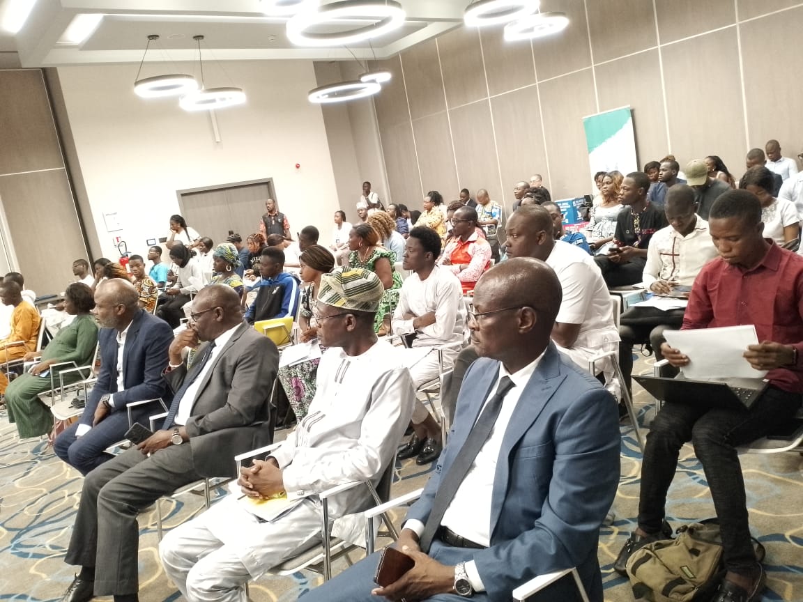 FatimaSomba's tweet photo. "Nous sommes facteur et acteur de l'environnement"  Johannes GOUDJANOU à l'occasion de la session de formation des jeunes sur le climat, aujourd'hui; dans le but d'être plus outillé pour mener des actions impactantes dans le domaine climatique. @ecobloge @ab_benin #IACTBENIN https://t.co/eNnMD0TRK5