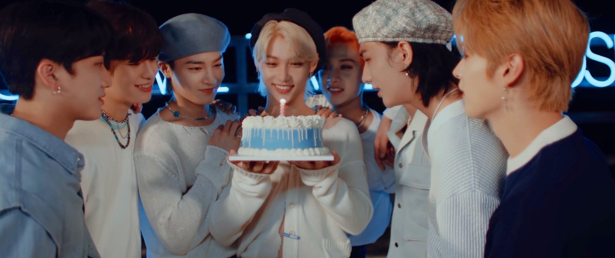 softandfluffyyy's tweet photo. 용복이 생일축하해💕💕
#내_행복의_모양은_용복이야
#FelixMakingItIconicAt23
#HappyFelixDay https://t.co/Y12pAfGaKo