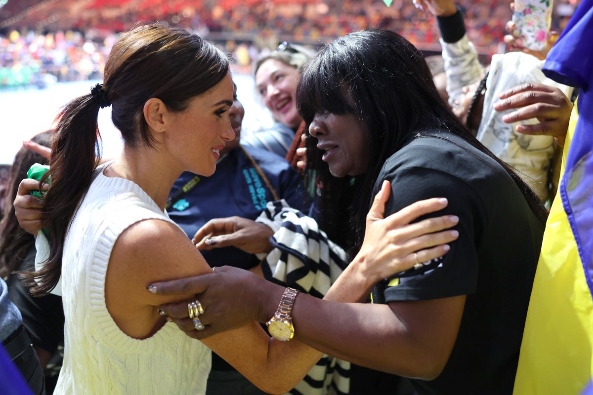 Vicky38127060's tweet photo. "We got you baby girl. Don't you ever ever ever worry." 
#InvictusGamesDusseldorf #HarryandMeghan
#PrincessMeghan https://t.co/8qXqYyF1ZY