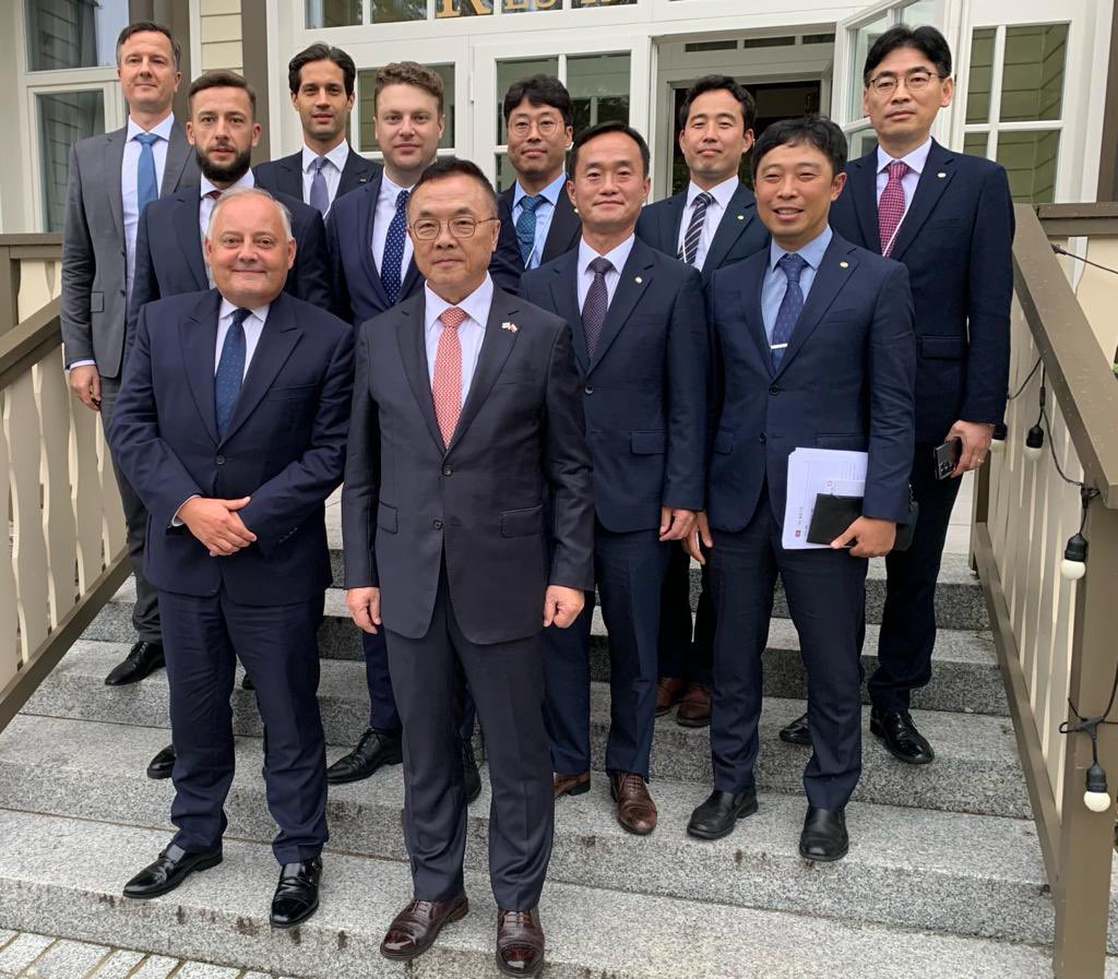 Grupa_PGE's tweet image. Prezes #PGE Wojciech Dąbrowski, wiceprezes #PGE Rafal Włodarski, oraz Jakub Rybicki Prezes PGE PAK Energia Jądrowa S.A., podczas @ForumKrynica spotkali się z delegacją koreańskiej firmy #KHNP z prezesem zarządu Jooho Whang na czele.
Rozmowy dotyczyły przede wszystkim negocjacji