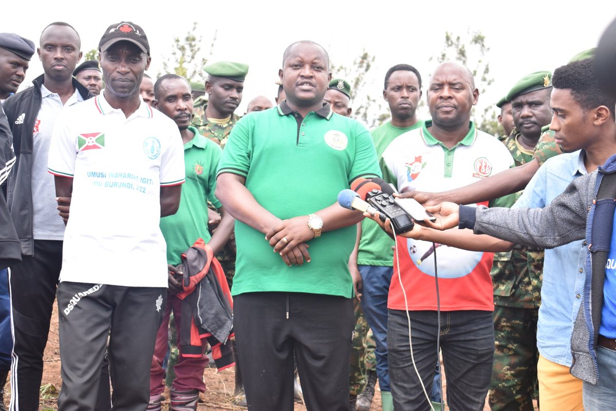 ABPInfos's tweet photo. 2/2 Le ministre @TribertMutabazi a invité la population de #Ntega et de toute la province de #Kurundo à s'atteler à la protection de l'environnement, surtout en multipliant des essences agro forestières et des arbres fruitiers. https://t.co/16ZxWdUuwo