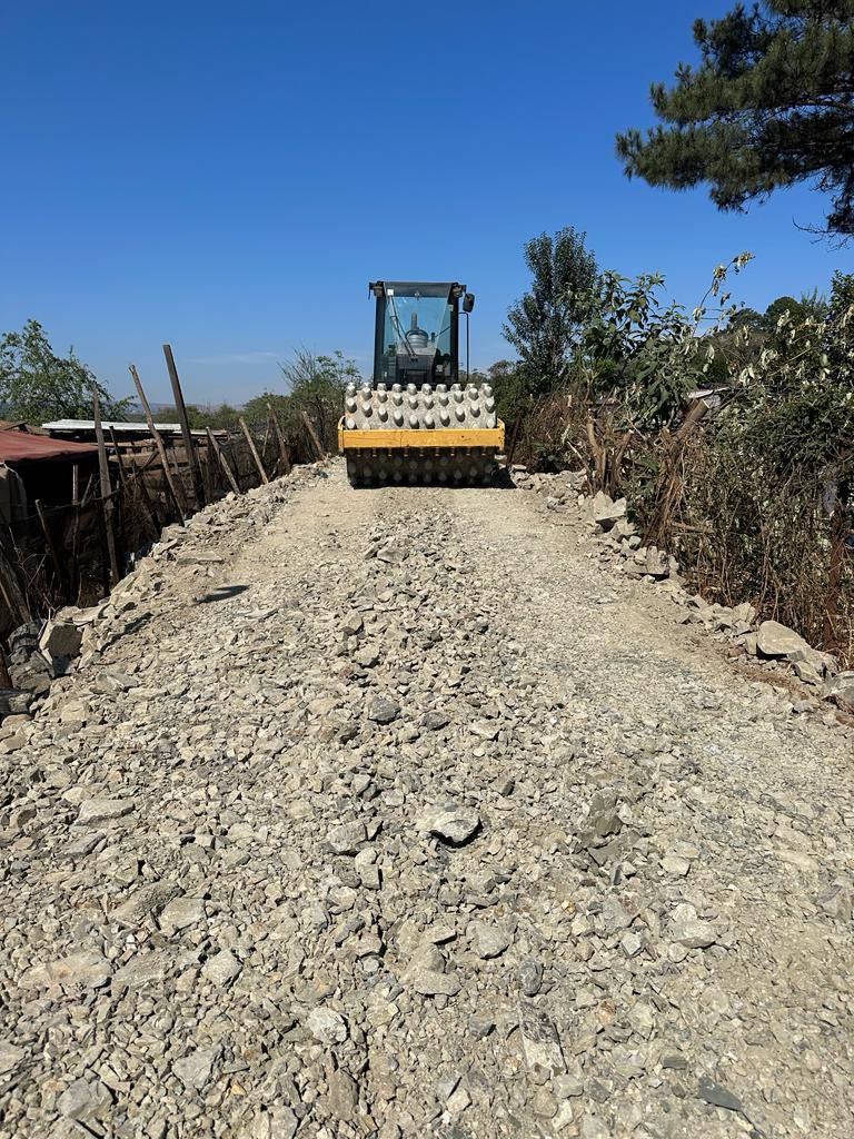 UmngeniLocal's tweet photo. A MUNICIPALITY AT WORK

The re-gravelling of the MIDMAR aligned road in Ward 1’s Shiyabazali informal settlement has commenced.

The scope of works for the project valued at R2 240 836,00 includes re-gravelling of existing 5,5km gravel roads in Wards 3, 4 and 7 as well.

#MIDMAR https://t.co/3aRzcOubGt