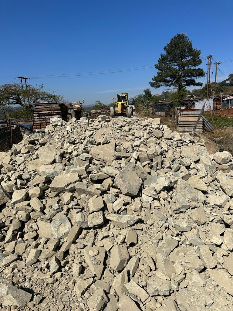 UmngeniLocal's tweet photo. A MUNICIPALITY AT WORK

The re-gravelling of the MIDMAR aligned road in Ward 1’s Shiyabazali informal settlement has commenced.

The scope of works for the project valued at R2 240 836,00 includes re-gravelling of existing 5,5km gravel roads in Wards 3, 4 and 7 as well.

#MIDMAR https://t.co/3aRzcOubGt