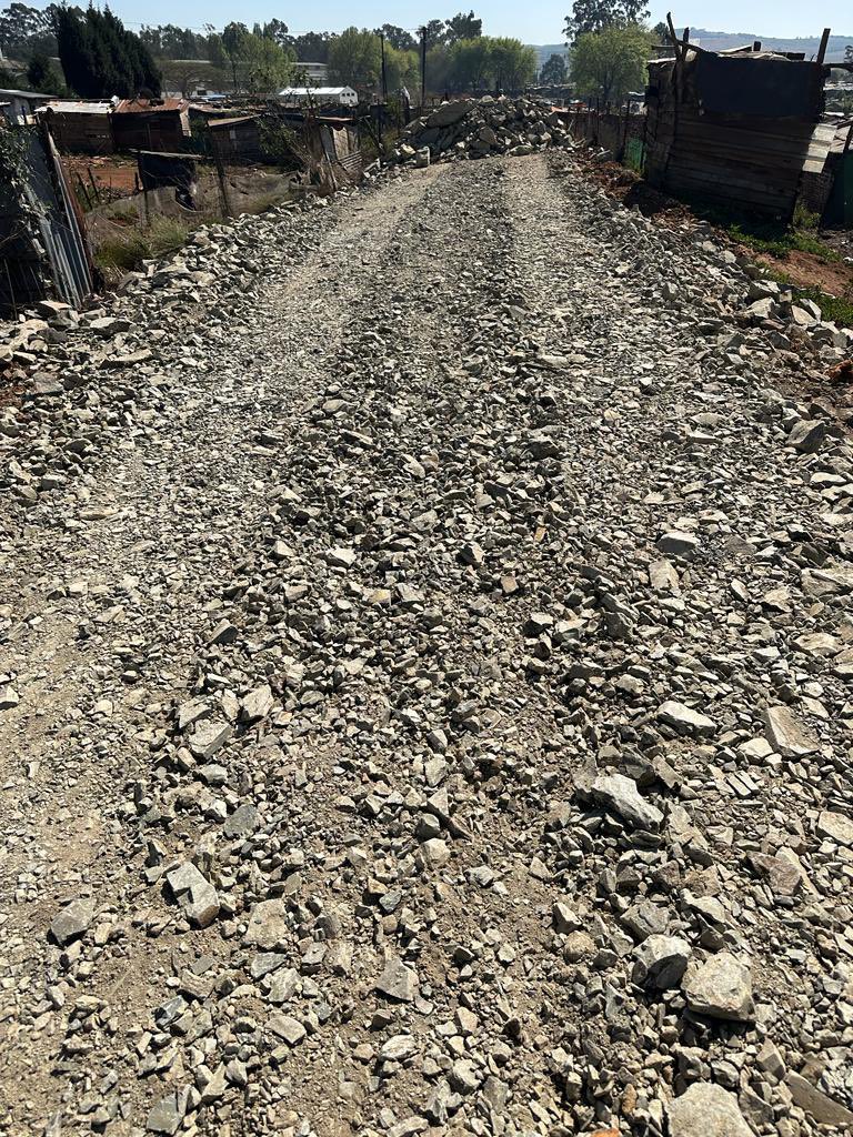 UmngeniLocal's tweet photo. A MUNICIPALITY AT WORK

The re-gravelling of the MIDMAR aligned road in Ward 1’s Shiyabazali informal settlement has commenced.

The scope of works for the project valued at R2 240 836,00 includes re-gravelling of existing 5,5km gravel roads in Wards 3, 4 and 7 as well.

#MIDMAR https://t.co/3aRzcOubGt