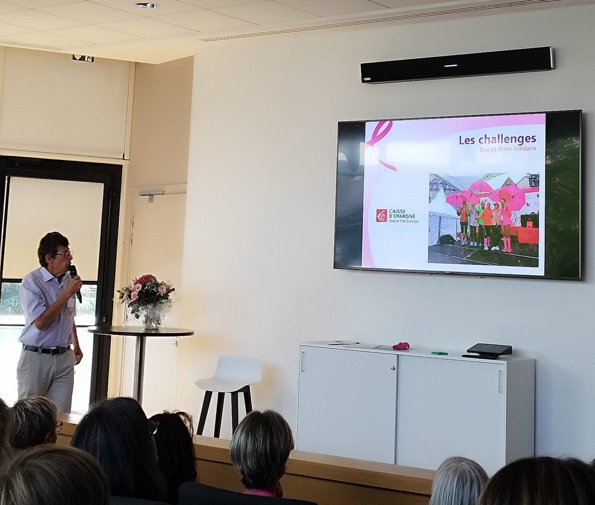 CaissEpargneGEE's tweet photo. En direct de la conférence de presse #LaStrasbourgeoise 🎀
#ClaudeSchneider, Président de l’association, dévoile la programmation 2023. 
Nous sommes fiers de célébrer les 10 ans de partenariat ! 🎂

#Espoir #VousEtreUtile #GENEROSE #OctobreRose https://t.co/GTXMT6r8OR