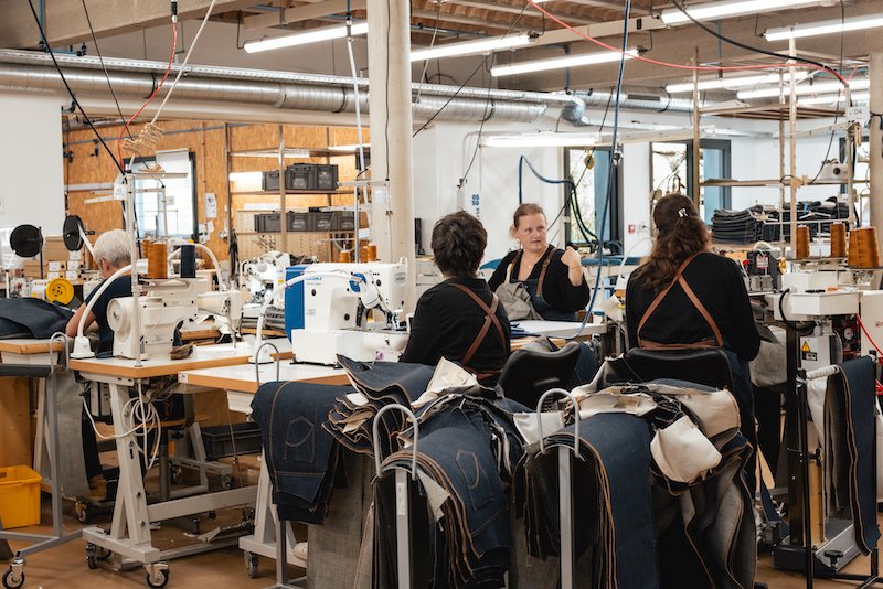 ecom_news's tweet photo. 👖🏭 #Lozère : " Acheter un jean #Tuffery, c’est faire le choix d’un vêtement #madeinfrance, écologique " a lancé @CaroleDelga, lors de l'inauguration de la nouvelle manufacture @AtelierTuffery. https://t.co/CUO0RwSMMV @Occitanie @DptLozere48 @SophiePantel48 @Prefet_48 #Florac https://t.co/1V7DpneJGT