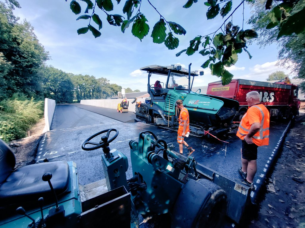MultiBetonBV's tweet photo. MBS beton asfalteert #sleusilo met zuurbestendig #asfalt in Heeten #voeropslag #boerderij #maïs graskuil #agrarisch #prefabbeton https://t.co/R6RTaA3jxG