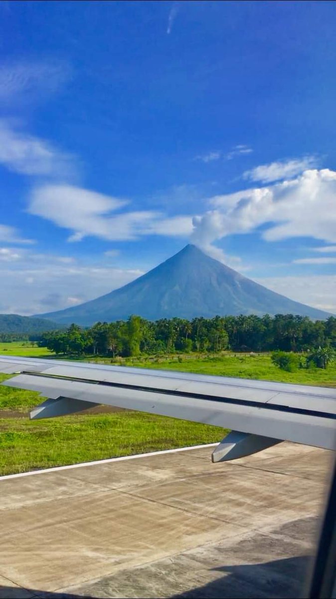 aroundbicol's tweet photo. 𝗠𝗮𝗿𝗵𝗮𝘆 𝗻𝗮 𝗮𝗴𝗮 𝗕𝗶𝗰𝗼𝗹! 𝗠𝗮𝘆𝗼𝗻 𝗩𝗼𝗹𝗰𝗮𝗻𝗼’𝘀 𝘃𝗶𝗲𝘄 𝗳𝗿𝗼𝗺 𝗮 𝘄𝗶𝗻𝗱𝗼𝘄 𝘀𝗲𝗮𝘁. ❤️🏞 #WOW
📍𝖡𝗂𝖼𝗈𝗅 𝖨𝗇𝗍𝖾𝗋𝗇𝖺𝗍𝗂𝗈𝗇𝖺𝗅 𝖠𝗂𝗋𝗉𝗈𝗋𝗍, 𝖣𝖺𝗋𝖺𝗀𝖺, 𝖠𝗅𝖻𝖺𝗒

#Albay #AlbayMunaAlbayNaman #AroundBicol #LoveAlbayPhilippines

📸Around Bicol https://t.co/UExLuVJ5Xz