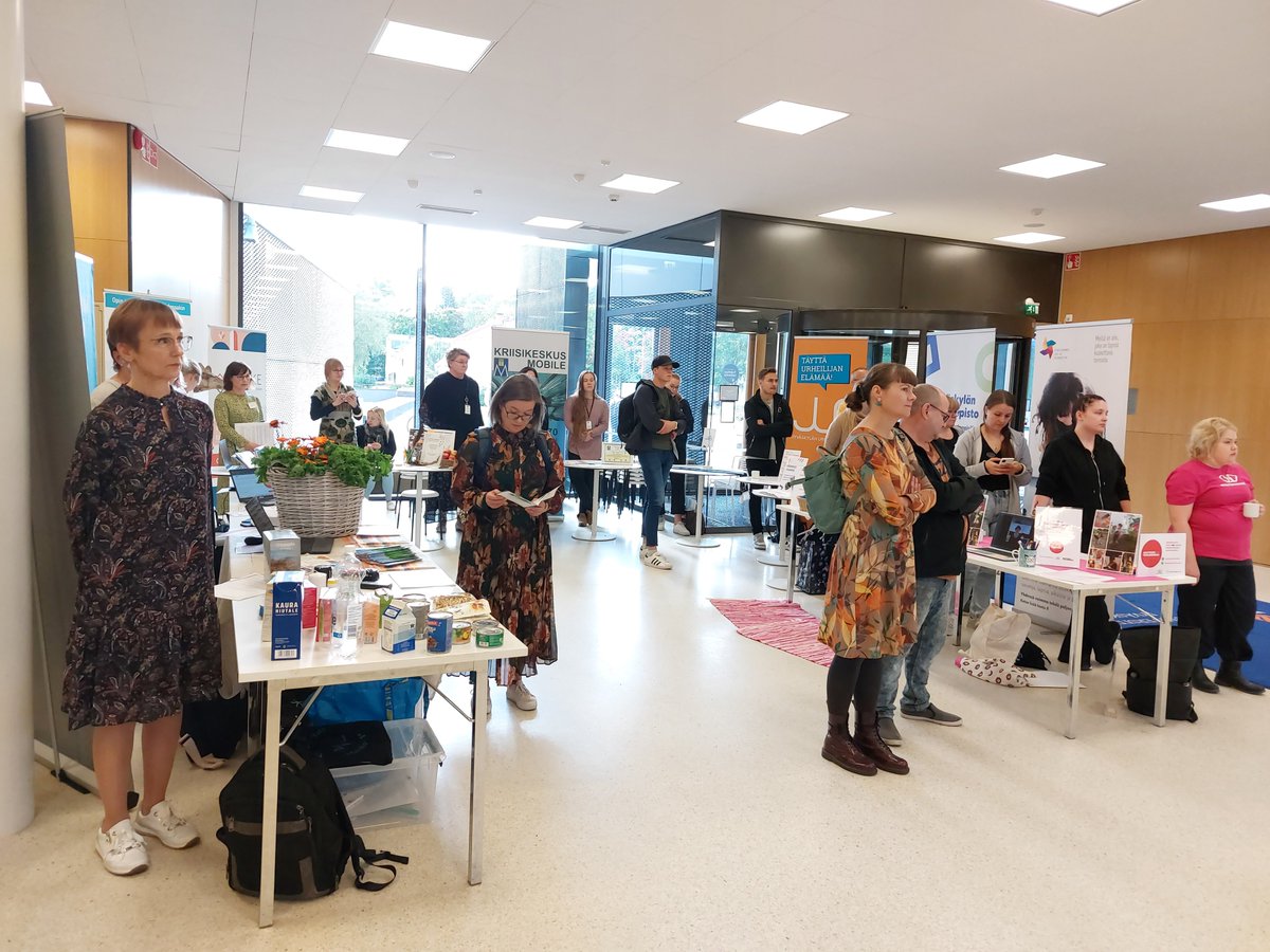 KehoFinland's tweet photo. Kohtaamisia, keskustelua, verkottumista Hyvän voinnin Keski-Suomi -foorumissa. Mikä on oma hyvinvointitekosi?

Kiitos foorumiin osallistuneille hankkeille ja järjestöille sekä @keskisuomenliit 💚
#hyvinvointitekoja #keskisuomi https://t.co/vglSdHOTkT