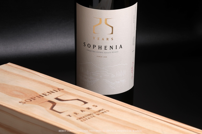 Sophenia 25 YEARS es un blend de Cabernet Sauvignon y Malbec hecho con uvas que provienen de cuarteles fundacionales de la finca y simboliza nuestro legado como pioneros en Gualtallary desde hace 25 años.