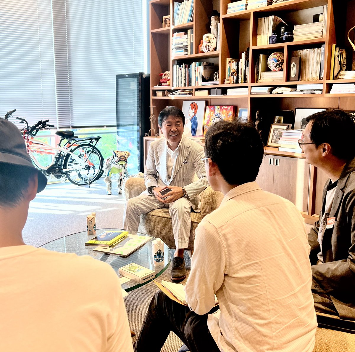 TARAcyan3's tweet photo. からの… 台湾🇹🇼のTOPカルチャー誌「 VARSE 」の取材❣️
ビームスカルチャーの歴史を語りました😊👍
#varse #台湾カルチャー誌 @beams_taiwan https://t.co/RN3mEtgRni