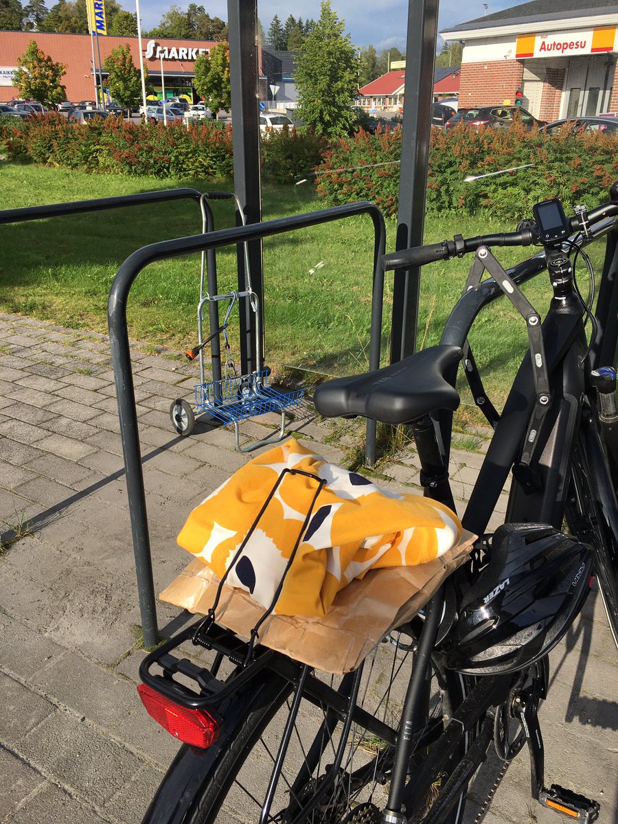 Naapuritelineessä on runkolukittu kaljakärry. 🧡 #pyöräily #kaarina