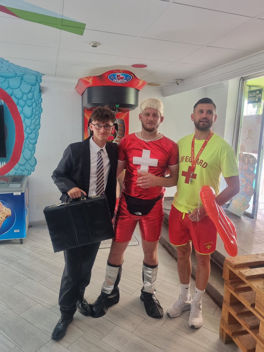 <a href="/joshpridmore26/">Josh Pridmore</a>  <a href="/aaronlarrylewis/">Aaron Lewis</a> 
Millers
#benidorm 
#briefcasewanker
#onlygayinthevillage
#illwatchyouswim