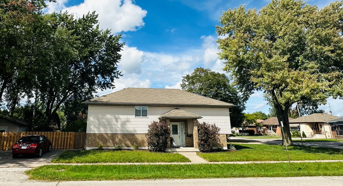 BobPedler's tweet image. New Listing Coming Soon to the M.L.S. System
1st Open House Sunday September 17th 2-4 p.m.
2497 Meldrum- East Side updated raised ranch 3 + 2 bedrooms, 2 baths, family room &amp;amp; more.  $499,900. Nejla Horasan Broker Office 519.966.3750
#eastwindsor #meldrum #sundayopenhouse #yqg