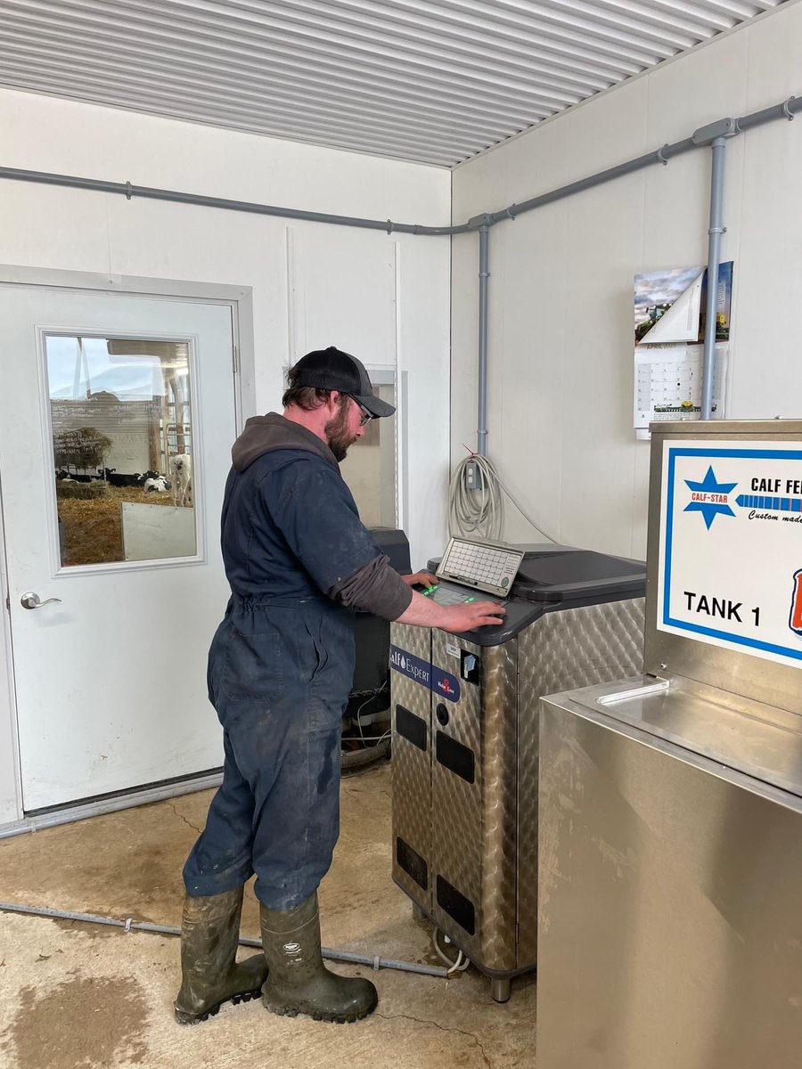 At 3 days old at the #CalfExpert - This is how modern calf feeding looks at Prehn Brook Farms in Canada!🇨🇦
They have expanded the farm step by step and now milk 300 cows.💪 You can read about how calf is done:

👉holm-laue.com/im-alter-von-3…