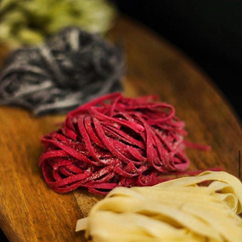 sabemosdepasta's tweet photo. ⚫️🔴FELIZ VARIEDAD 😜
No encontrarás en Madrid una selección de PASTAFRESCA más completa y variada.
Pásate por nuestro Obrador y compruébalo 😛👍🏼
#Pastafresca
#makingpasta
#makinghappiness https://t.co/pygmDw8mTH