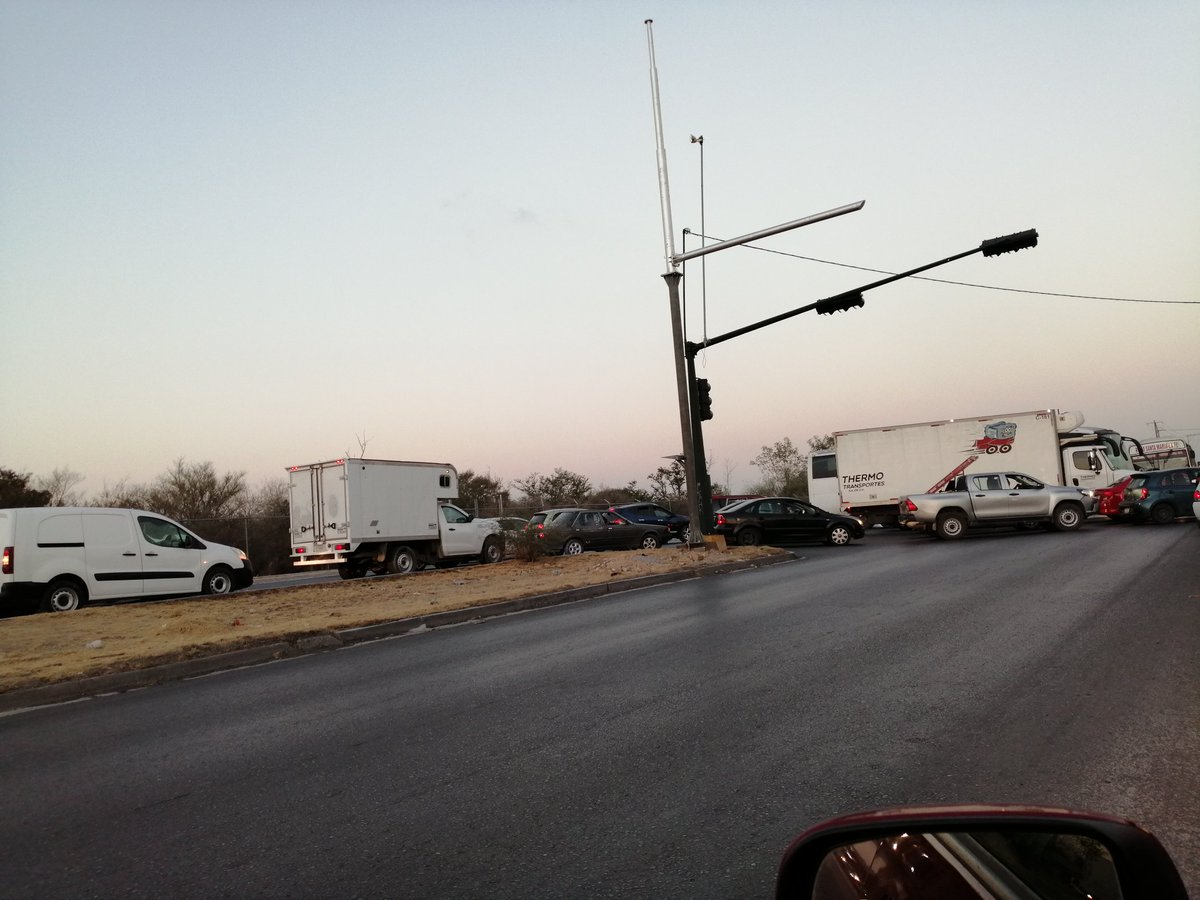 BeckaEscobar's tweet photo. Y así es como resuelven el problema del tráfico a las 6am en Ruiz cortinez y autopista al aeropuerto. Y #transito buscando choques para no jalar. https://t.co/RPd9HViBVl